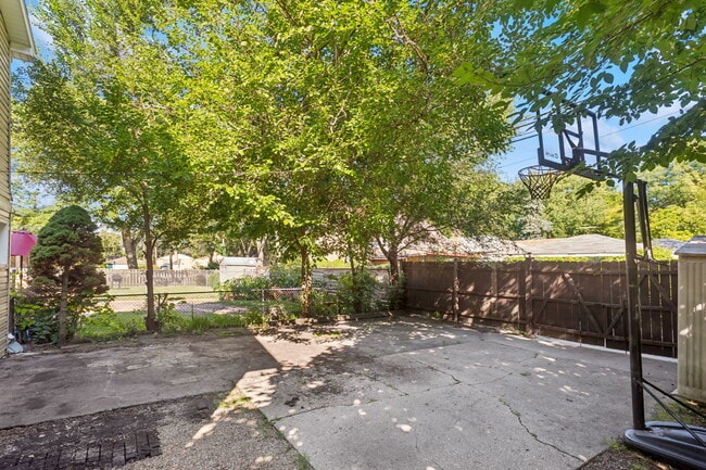 Building Photo - 2011 Brummel St