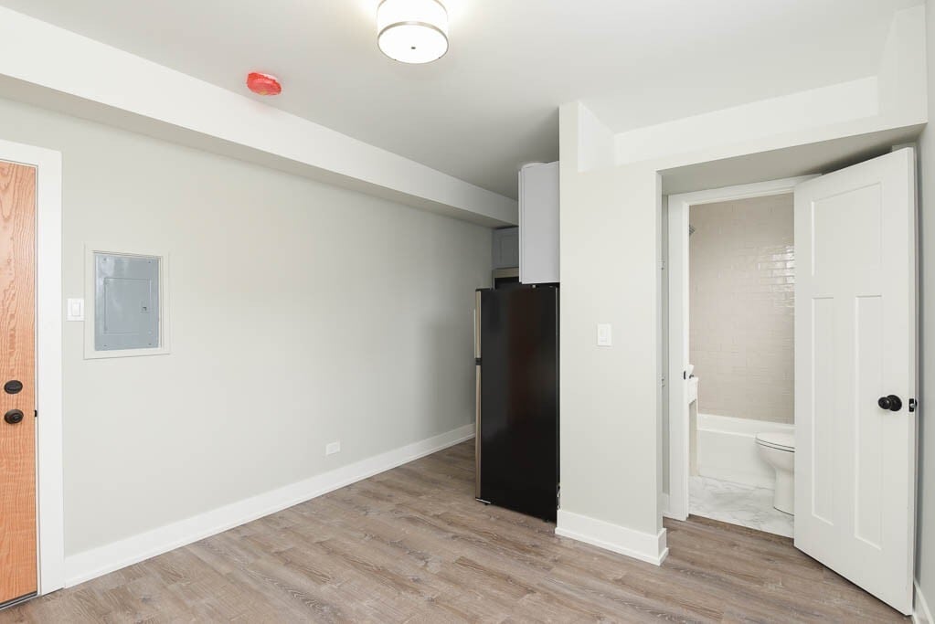 Building Photo - 545 W Belmont Ave