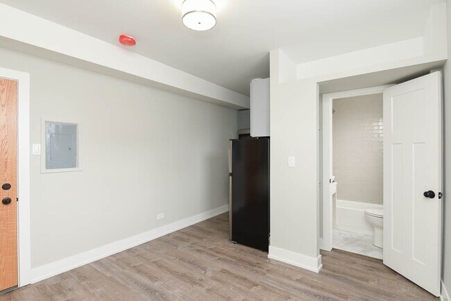Building Photo - 508 W Belmont Ave