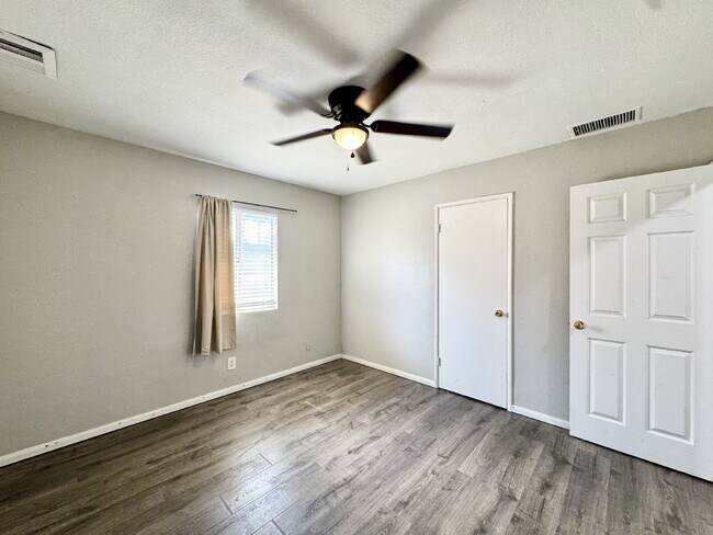 Building Photo - Adorable 3BD Vintage Henderson Home w/ Mod...