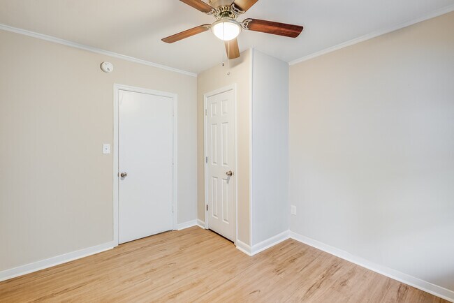 Building Photo - Bright 2 Bedroom Apartment Unit A