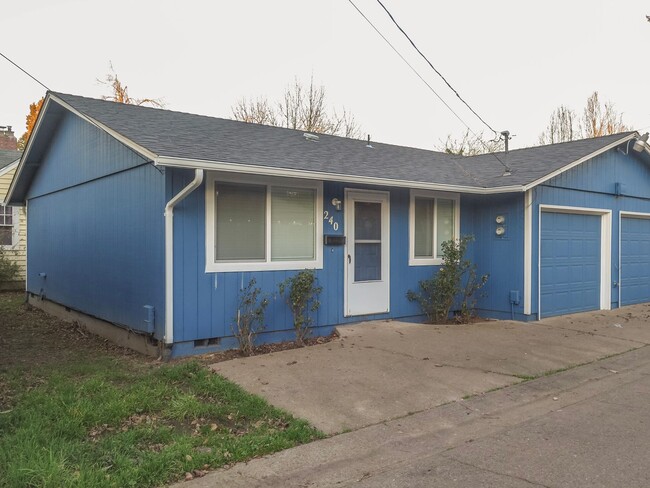 Building Photo - Updated 2 Bedroom Duplex in Salem Availabl...