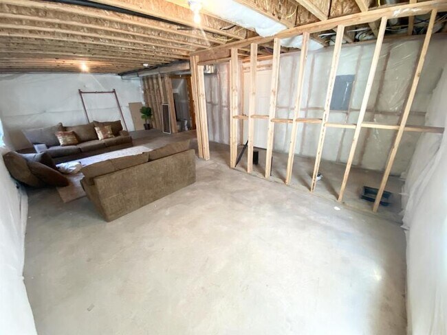 Building Photo - 521 N 20 W