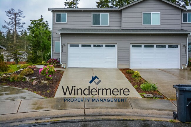 Primary Photo - Newer Build 3 Bedroom 2.5 Bathroom Townhome