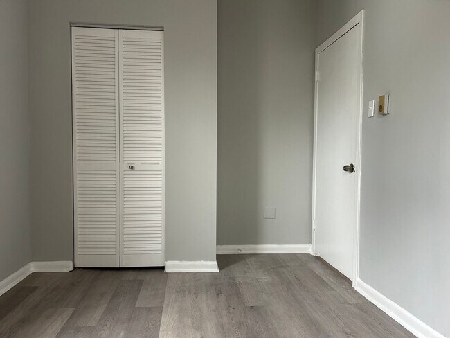 Building Photo - Newly Renovated--1 Bedroom Apartment Locat...