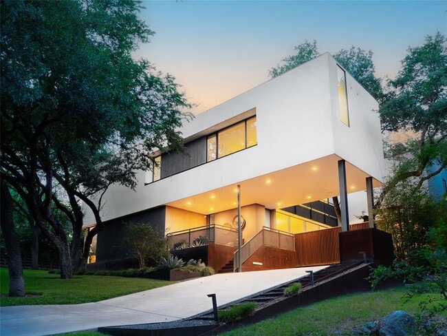 Building Photo - 2210 Westlake Dr