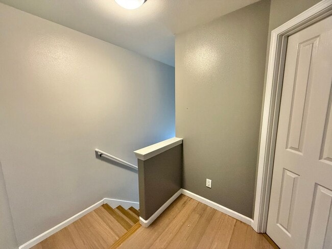 Building Photo - 3 Bedrooms / 2.5 Bathrooms Townhome at Ili...