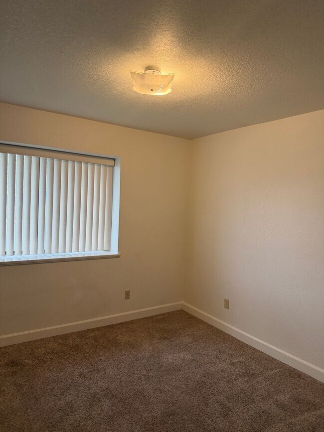 Building Photo - Great 2 Bedroom 2 bath duplex