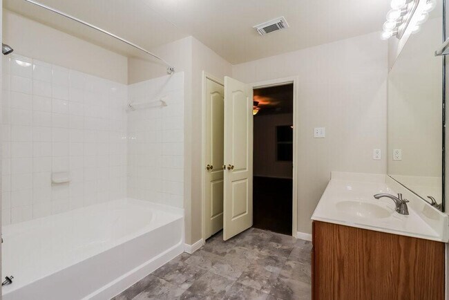 Building Photo - 5027 Oak Briar Ln