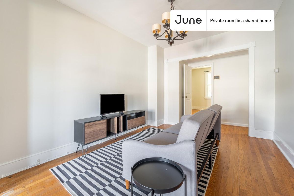 Building Photo - Room in Shared 2 bed/1 bath home in Columbia Heights