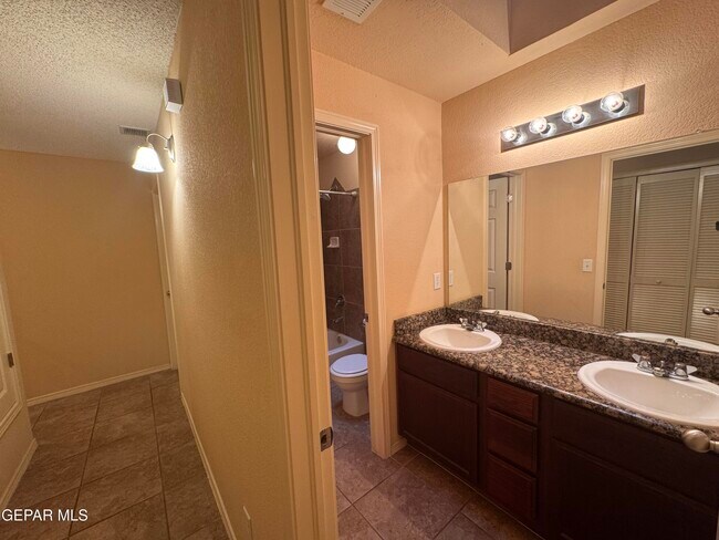 Building Photo - 6700 Hermoso Del Sol Dr