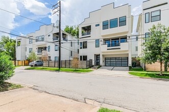 Building Photo - 711 W Clay St