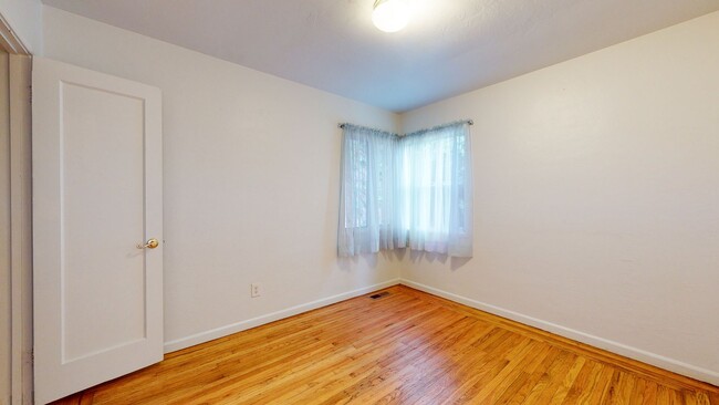 Building Photo - Spacious 2 Bedroom 1 Bathroom Available In...