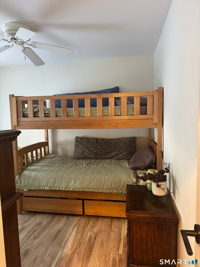 Building Photo - 355 Ledge Dr