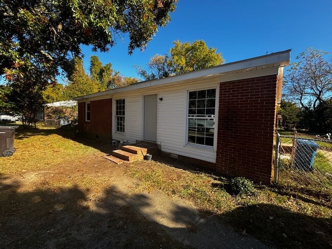 Building Photo - 3 BED 1 BATH IN FAYETTEVILLE NC