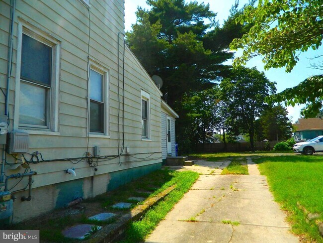 Building Photo - 416 N 5th St