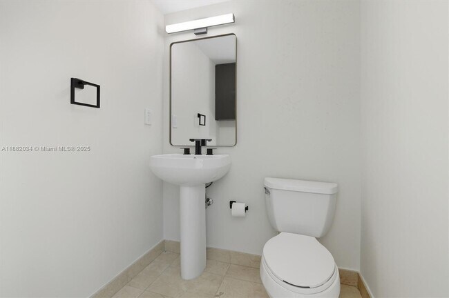 Building Photo - 1528 Brickell Ave