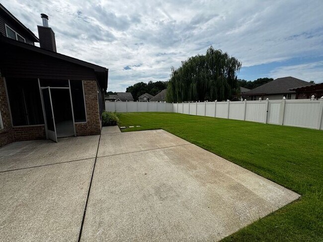 Building Photo - Near Redstone Arsenal Gate 1 with fence, storm shelter and AMAZING spa shower in primary suite