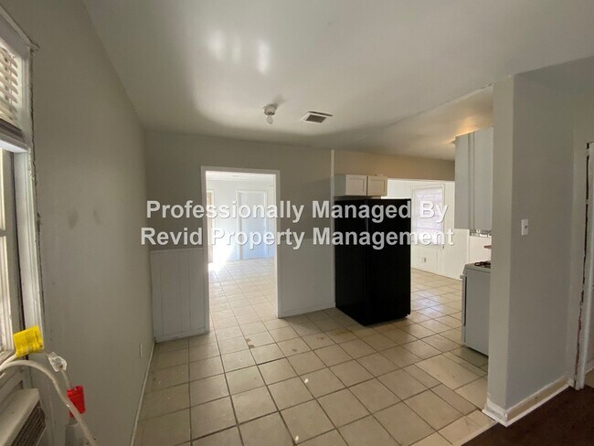 Building Photo - Large 3 bedroom home!