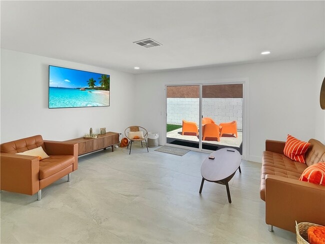 Building Photo - 54905 Avenida Diaz