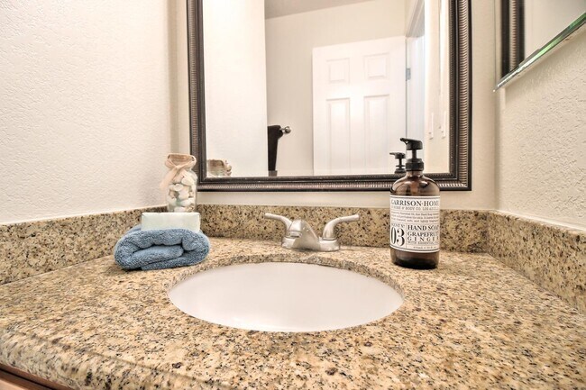 Building Photo - 880 E Fremont Ave