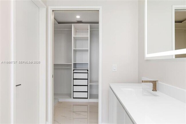 Building Photo - 700 NE 24th St