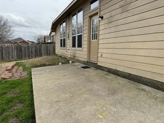 Building Photo - Enjoy living in this single story 3 bedroom+office that has a closet so it could be a 4th bedroom...