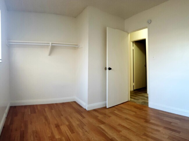 Building Photo - 328 Duchess Ave