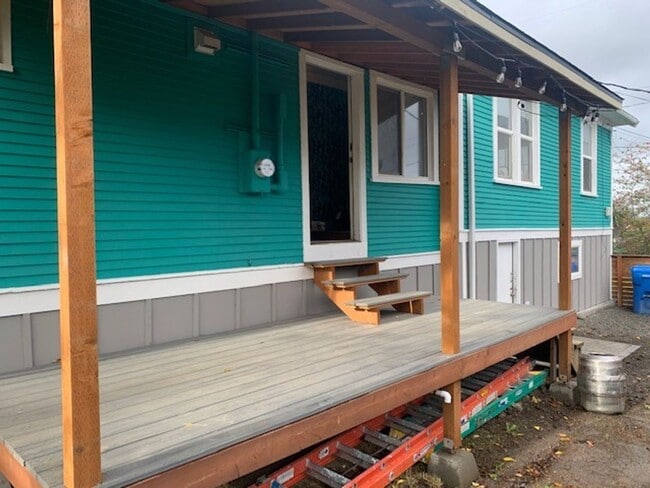 Building Photo - Classic Updated Bungalow.  2 bed with flex...