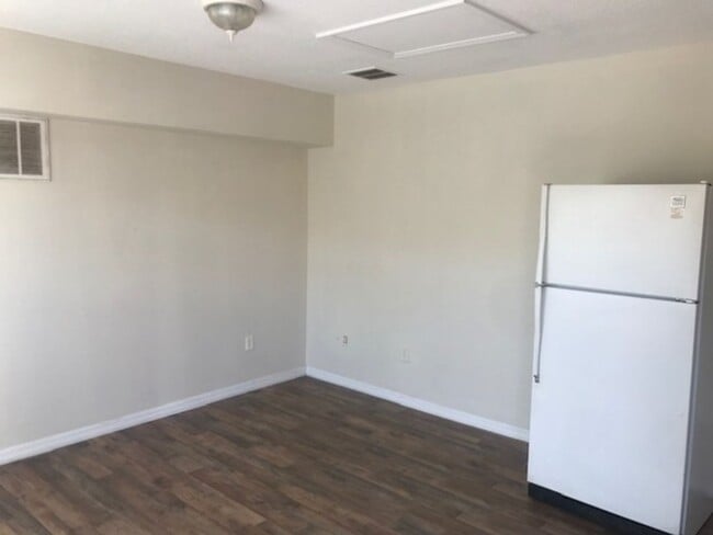 Building Photo - Available Now! Charming 1-Story Lockout Townhome in Davenport!