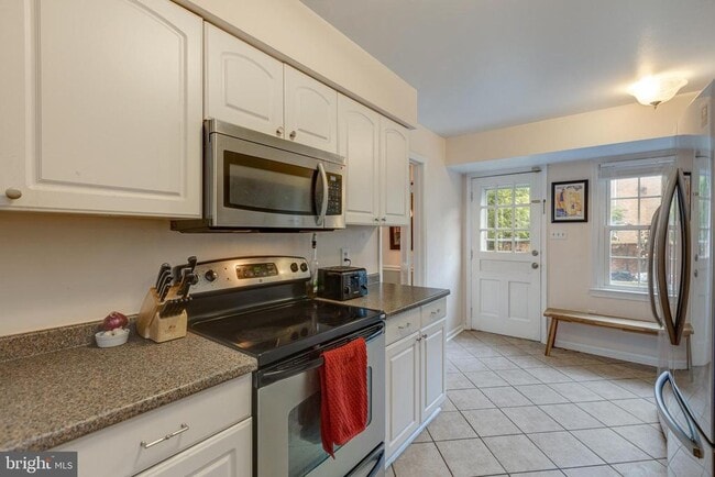 Building Photo - 6813 Market Square Dr