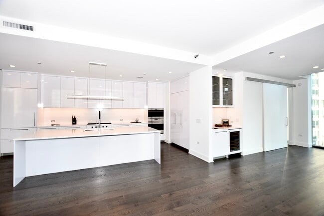 Building Photo - 60 E Randolph St