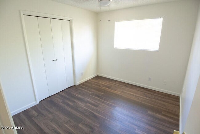 Building Photo - 1235 E Millett Ave