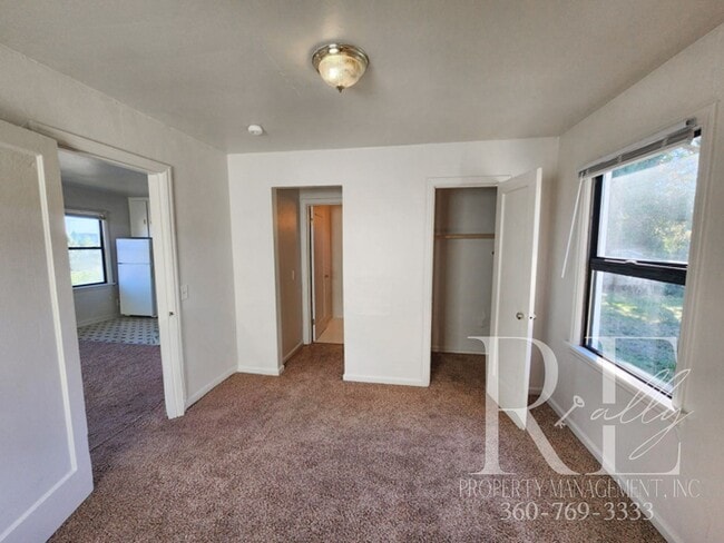 Building Photo - Fantastic Manette; Seattle Peek-a-boo