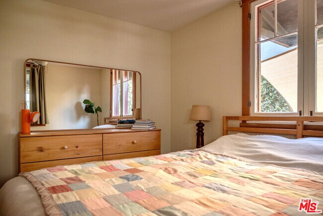 Building Photo - 1480 N Mentor Ave