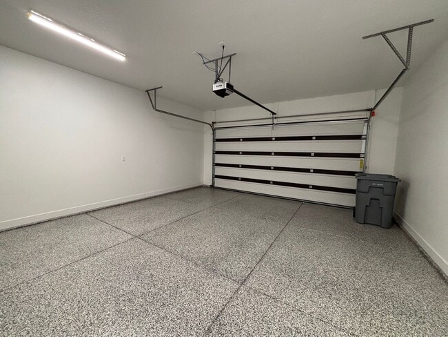 Building Photo - SPACIOUS PATIO HOME FOR RENT!
