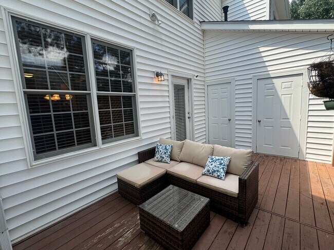 Building Photo - 2 Bedroom, 2 1/2 Bath Townhouse in Raleigh...