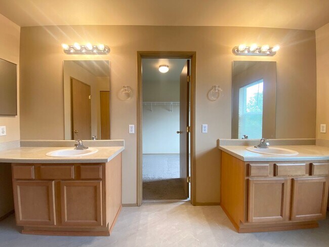 Building Photo - Practical 3 bedroom, 2190 Sqft Kent Home