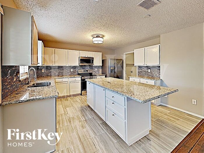 Building Photo - 1001 Mazourka Dr