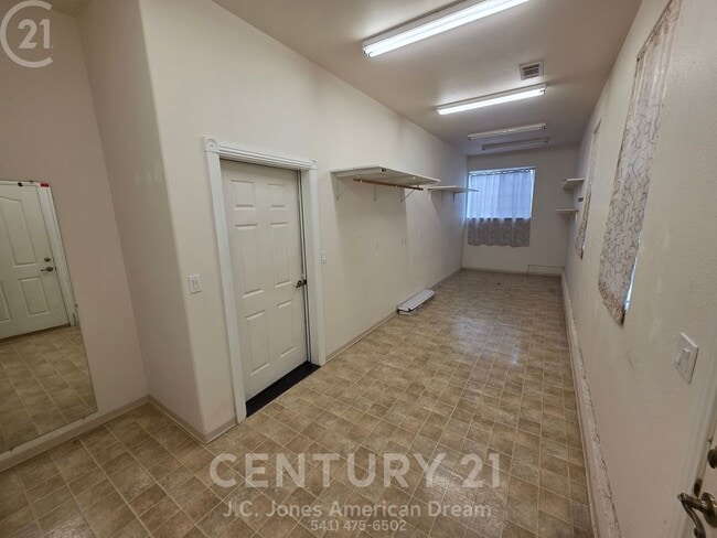 Building Photo - Newer 3 bed 2 bath