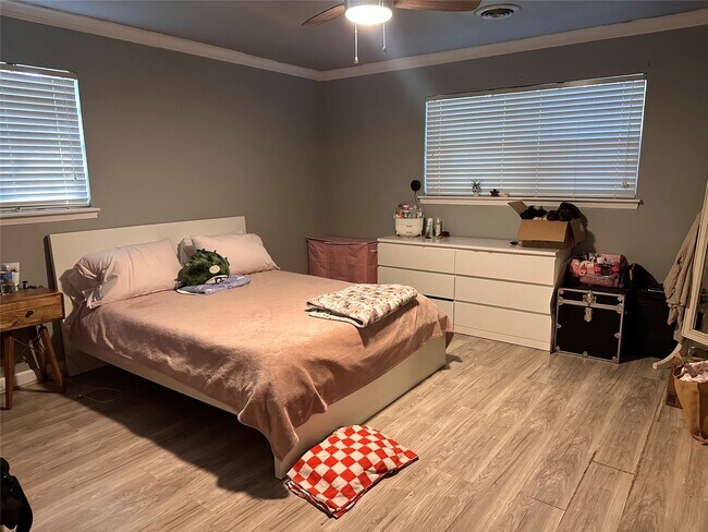 Building Photo - 10034 Westview Dr