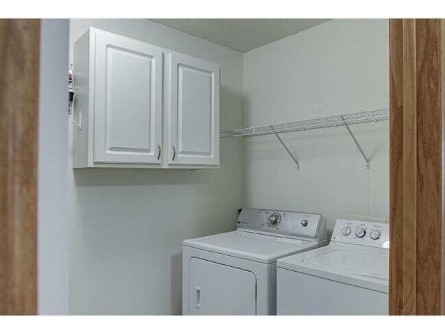 Building Photo - 1046 Providence Dr