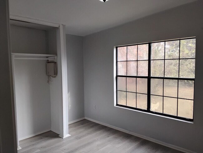 Building Photo - New Paint & New laminate flooring throughout home!!