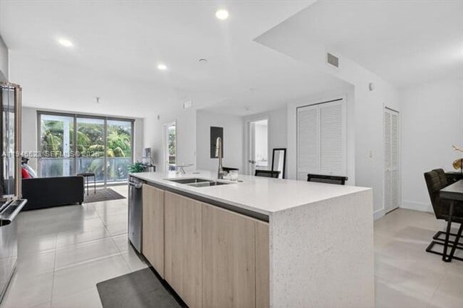 Building Photo - 13800 Highland Dr