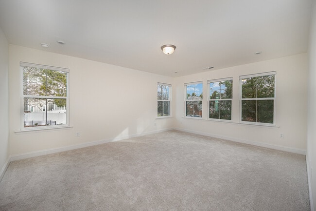Building Photo - 6101 Mariemont Cir