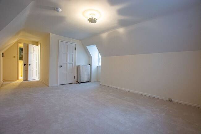 Building Photo - Gorgeous 5 Bedroom / 4.5 Bath Home located right off Happy Hollow Blvd!