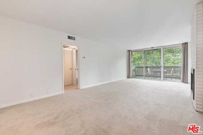 Building Photo - 809 S Bundy Dr