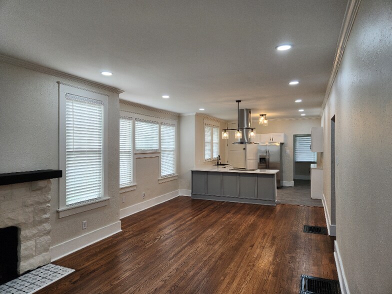 Building Photo - 1651 Kendale Ave