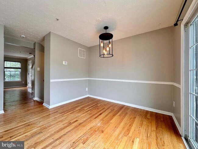 Building Photo - 2107 Mardic Dr