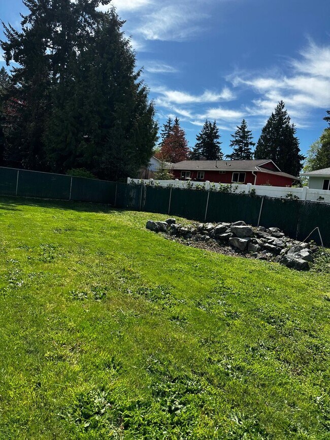 Building Photo - Ready to Move in Refreshed Ramber!